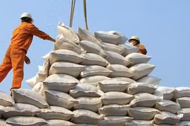 Nhu cầu mua trong nước giảm, giá gạo xuất khẩu tiếp tục ở mức cao