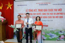 Báo Giáo dục và Thời đại trao giải Cuộc thi viết “Những tấm gương tâm huyết, sáng tạo học và làm theo lời Bác”