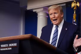 Trump ký lệnh cấm nhập cư đối với người xin thẻ xanh tại Mỹ