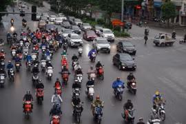 Ngày đầu tiên nới lỏng cách ly xã hội đường phố Hà Nội đông đúc trở lại