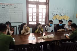 Đi bar chưa "phê", kiều nữ rủ bạn trai về nhà bay lắc