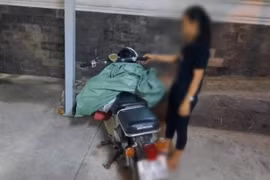 TP.HCM: Xử phạt nặng người phụ nữ đổ trộm bao rác thải trước cổng công ty