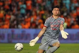Thủ môn Văn Lâm có pha xuất thần trong ngày Thai League trở lại
