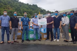 Tập đoàn dược Aikya Pharma tặng vật tư y tế cho phóng viên tác nghiệp trong dịch Covid-19, tại Đà Nẵng