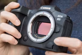 Máy ảnh Canon EOS R5, R6 tự động tắt nguồn vì lỗi quá nhiệt