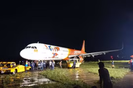 Máy bay Vietjet hạ cánh khẩn cấp giữa đêm vì nam hành khách bị hôn mê