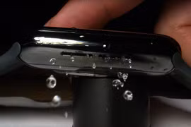 Youtuber giải thích khả năng chống nước của Apple Watch qua video quay chậm