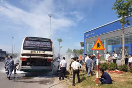 Thanh Hóa: Ô tô khách bốc cháy trên đường, 40 người thoát chết
