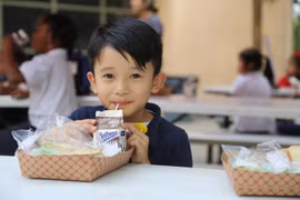 Nhà máy sữa tại Mỹ của Vinamilk ủng hộ 23 nghìn lít sữa cho người dân khó khăn trong đại dịch tại Mỹ