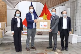 Việt Nam tặng hơn 15.000 chiếc khẩu trang đến các hội đoàn và bạn bè Pháp