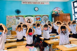 Dừng thực hiện giãn cách và đeo khẩu trang trong lớp học