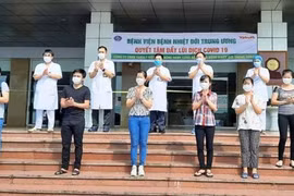 Thêm 8 bệnh nhân khỏi bệnh Covid-19, xem xét ghép phổi cho phi công người Anh