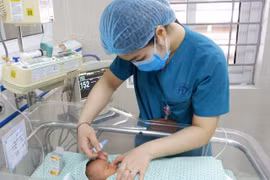 Bé sơ sinh bị bỏ rơi trong nắng nóng 40 độ C đang trong tình trạng rất nặng