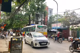 Sau tai nạn thảm khốc làm 5 người chết, ‘chợ cóc’, ‘chợ tạm’ vẫn tấp nập buôn bán