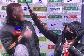 HLV Ole Gunnar Solskjaer của MU bị đám đông “chế giễu” vì hành xử vô tâm với nữ trợ lý