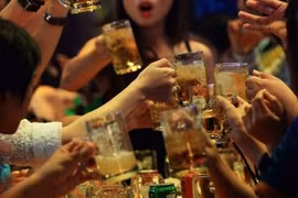 Từ 15/11: 'Sếp' bị phạt tiền nếu để nhân viên uống bia, rượu trong giờ làm việc