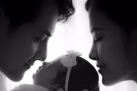 Đông Nhi chính thức ra mắt tiểu công chúa nhân kỷ niệm 1 năm ngày cưới