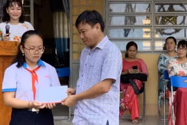 Báo Giao thông trao học bổng cho học sinh có hoàn cảnh khó khăn ở Cần Thơ