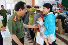 Báo Công an nhân dân trao yêu thương về vùng tâm lũ Quảng Bình