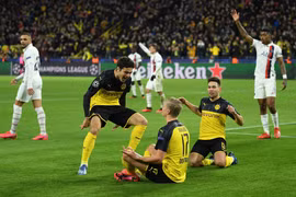 Erling Haaland rực sáng, Dortmund nhấn chìm PSG