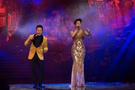Bằng Kiều đệm đàn cho Thu Phương hát ‘Đêm nằm mơ phố’