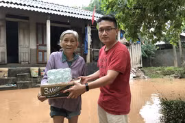 Báo Tuổi Trẻ đưa hàng cứu trợ khẩn cấp bà con ở rốn lũ miền Trung