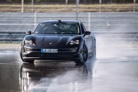 Porsche Taycan lập kỷ lục cú drift bằng xe điện dài nhất thế giới