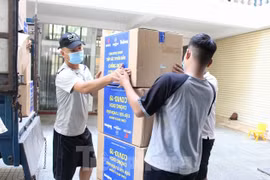 Báo Tiền Phong trao tặng 2.000 bộ đồ bảo hộ tiếp sức Đà Nẵng, Quảng Nam chống dịch