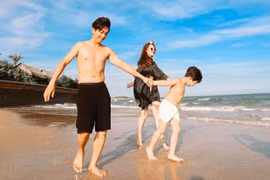 Khánh Thi mặc bikini khoe dáng nuột nà trên bãi biển