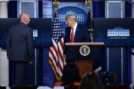 Tin tức thế giới 11/8: Nổ súng gần Nhà Trắng, Trump rời họp báo giữa chừng