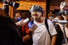 Ronaldinho bị tố tiệc tùng thâu đêm với dàn chân dài: " Hát hò, nhún nhảy tới tận sáng"