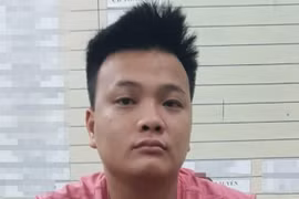 Bắt khẩn cấp kẻ biến thái dâm ô bé gái trong nhà vệ sinh trường tiểu học