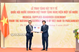Quốc hội Việt Nam trao tặng vật tư y tế cho một số nghị viện