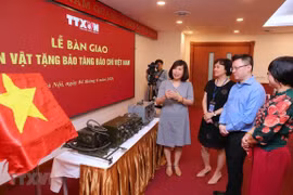 Bàn giao hiện vật truyền thống trưng bày tại Bảo tàng báo chí Việt Nam