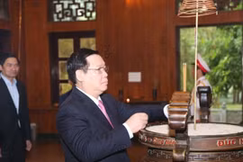 Phó Thủ tướng Vương Đình Huệ dâng hương tưởng niệm Chủ tịch Hồ Chí Minh tại Nghệ An