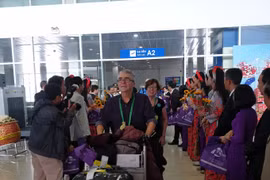 Đón những du khách đầu tiên đến Thừa Thiên Huế bằng đường hàng không