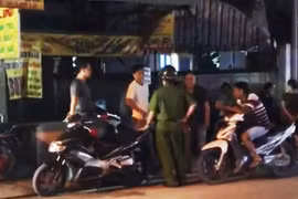 Giận vợ, chồng chốt cửa phòng cùng hai con rồi phóng hoả
