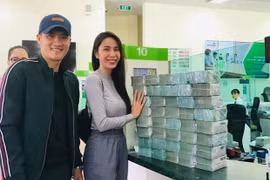 Công Vinh, Thủy Tiên check-in bên "núi tiền" tiếp tục hành trình giúp đỡ người dân Quảng Bình