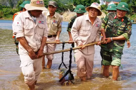 ‘Tá hỏa’ phát hiện quả bom nặng 227 kg còn nguyên kíp nổ trên sông Gianh