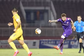 Treo còi vị trọng tài bỏ qua 3 quả penalty trong trận thua 0-3 của CLB Nam Định
