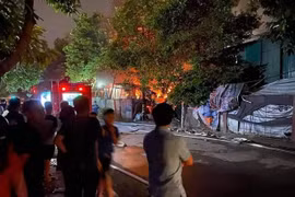 Gara ô tô và kho đồ nhựa ở Hà Nội bốc cháy dữ dội