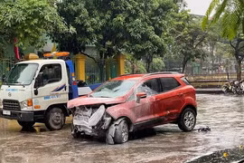 Hà Nội: Ô tô mất lái lao thẳng vào cổng trường mầm non