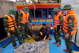 Hà Tĩnh: Bắt tàu đánh bắt trái phép bằng kích điện