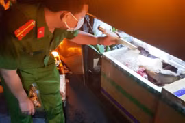 Phát hiện xe khách chở 300 kg thịt và nội tạng 'bẩn' đang trên đường đi tiêu thụ
