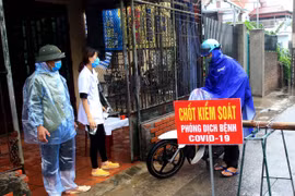 Phong tỏa khẩn cấp nhà bố vợ của nhân viên xe buýt mắc Covid-19