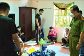Đắk Lắk: Phá sòng bạc, bắt 19 nam, nữ đang say sưa "xóc đĩa"