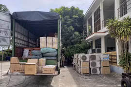 Quảng Nam: Tạm giữ lô hàng trên xe tải nghi nhập lậu