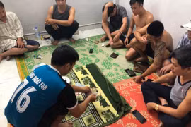 Bắt quả tang nhiều cán bộ, giáo viên “say sưa” sát phạt nhau trên chiếu bạc