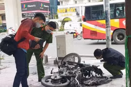 Hà Nội: Điều tra vụ xe máy cháy trơ khung trên đường Nguyễn Trãi