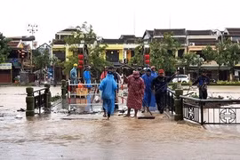 Nước lũ dâng cao, dân phố cổ Hội An gấp rút sơ tán